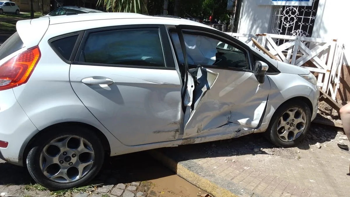 Fuerte choque en La Plata: dos autos terminaron sobre la vereda