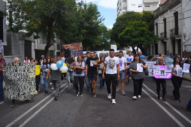 Encabezan la marcha familiares de Kim G&oacute;mez y Mateo Yagame