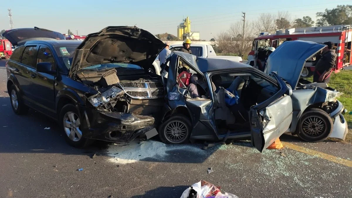 Grave accidente en Ruta 2: varias personas quedaron atrapadas