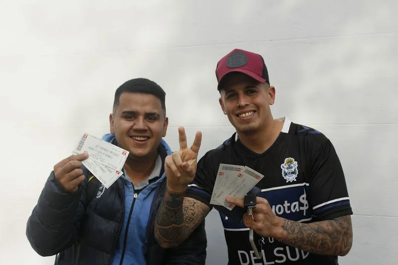 Hinchas de Gimnasia, con sus entradas en El Bosque