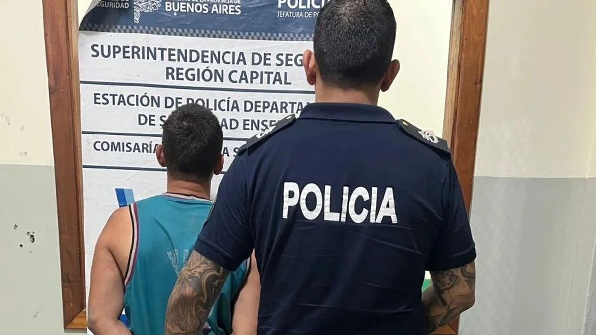Golpeó y le robó a su novia en plena calle en Ensenada