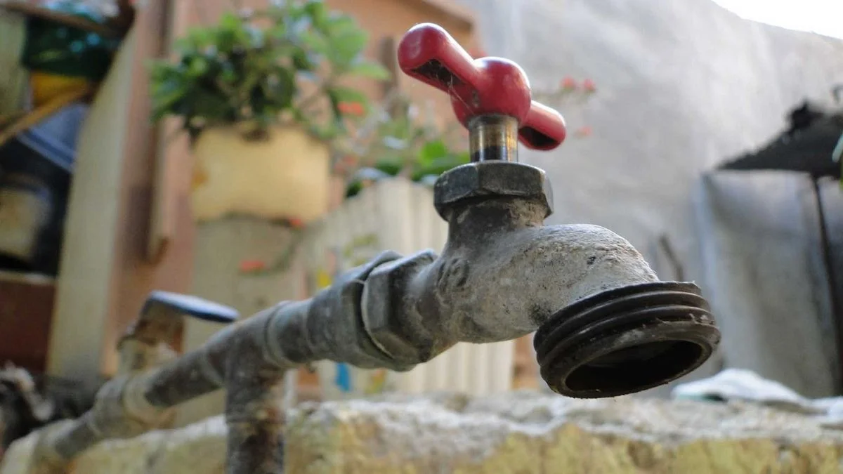 Vecinos de La Plata piden una reunión urgente por la falta de agua en medio de la ola de calor