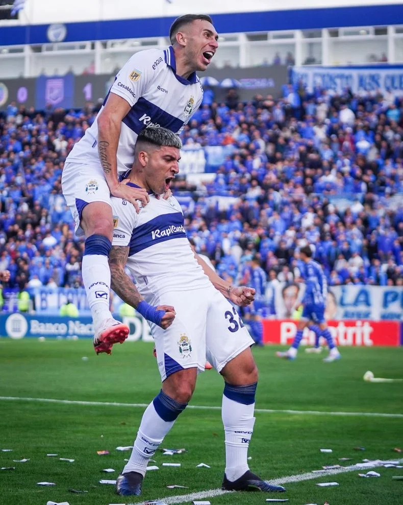 Norberto Briasco y Marcelo Torres celebran el segundo gol de Gimnasia en Mendoza