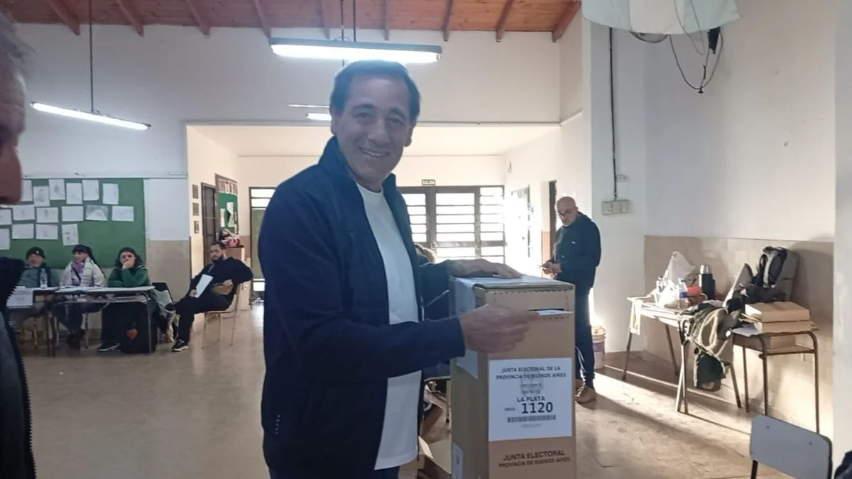 A minutos del cierre de los comicios, Julio Garro fue a votar