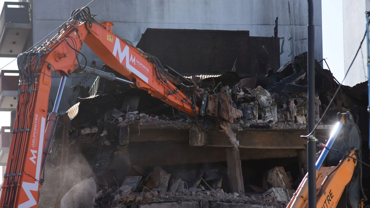 Comenzó la demolición del depósito que se incendió en La Plata