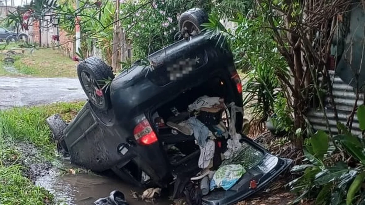 Una persecución en La Plata terminó con un auto volcado y cuatro delincuentes detenidos