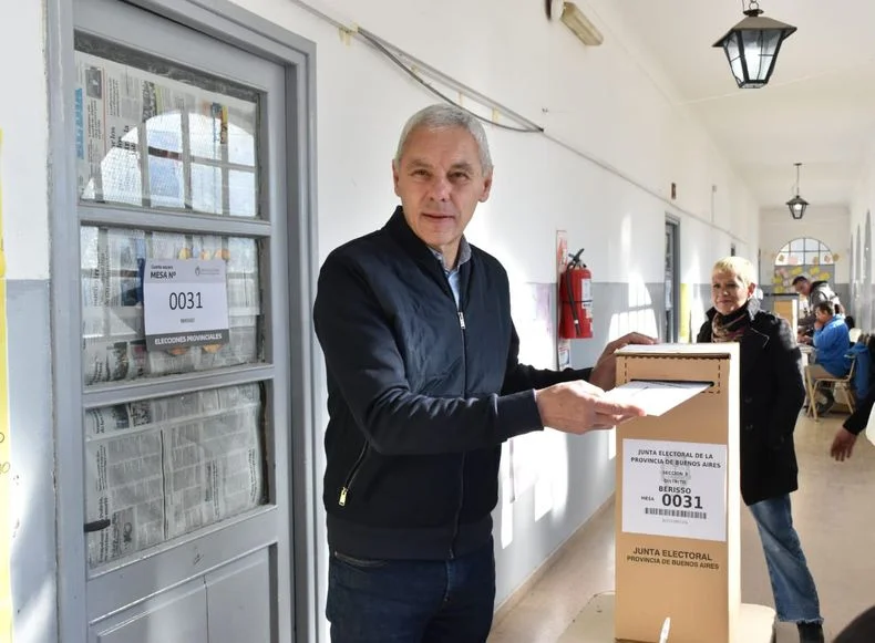 Fabián Cagliardi, intentende de Berisso, votó por la mañana