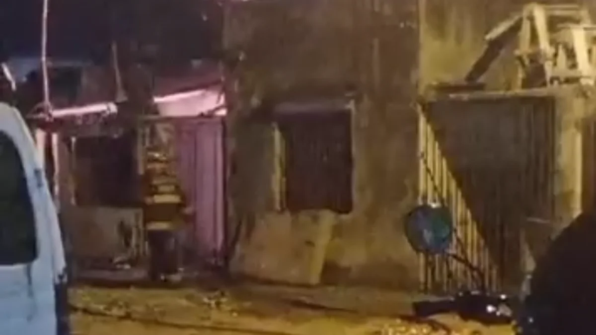Incendio en Los Hornos: piden donaciones para un hombre que perdió todo