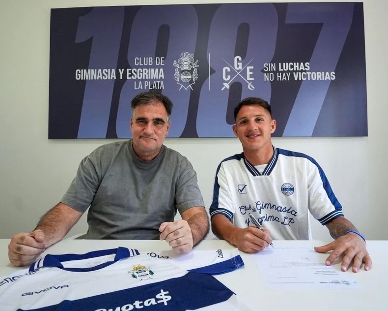 Franco Torres junto a Carlos Anacleto renovando su contrato con Gimnasia