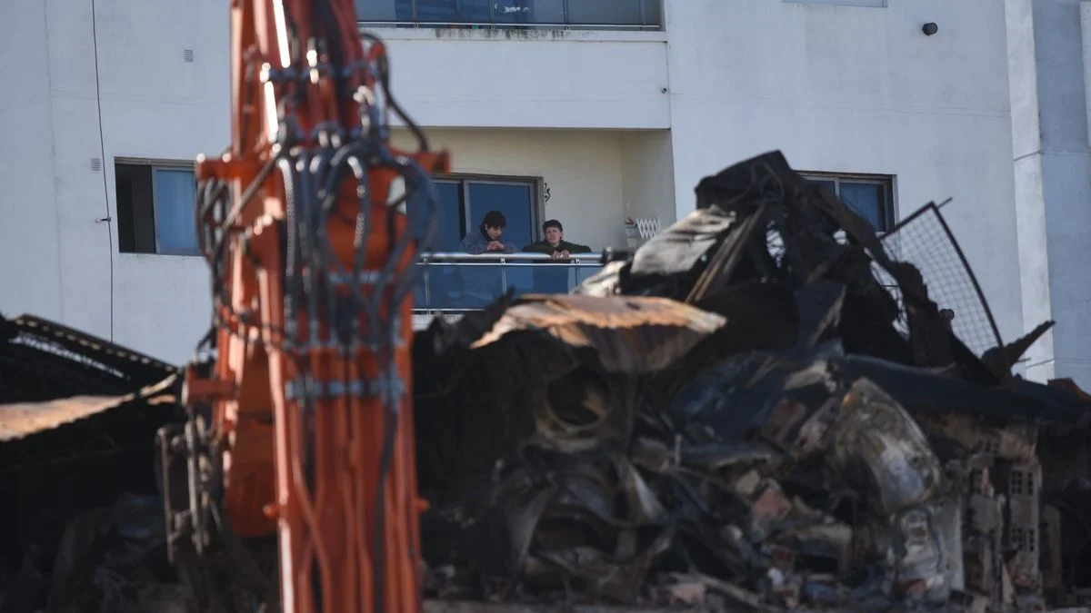 Incendio y demolición en La Plata: las imágenes más impactantes del depósito quemado
