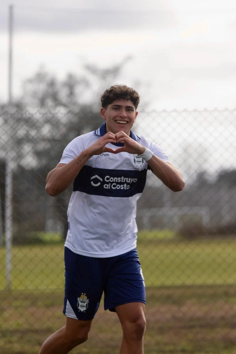 Francisco Ballesteros celebrando uno de sus cuatro tantos en la goleada de Gimnasia