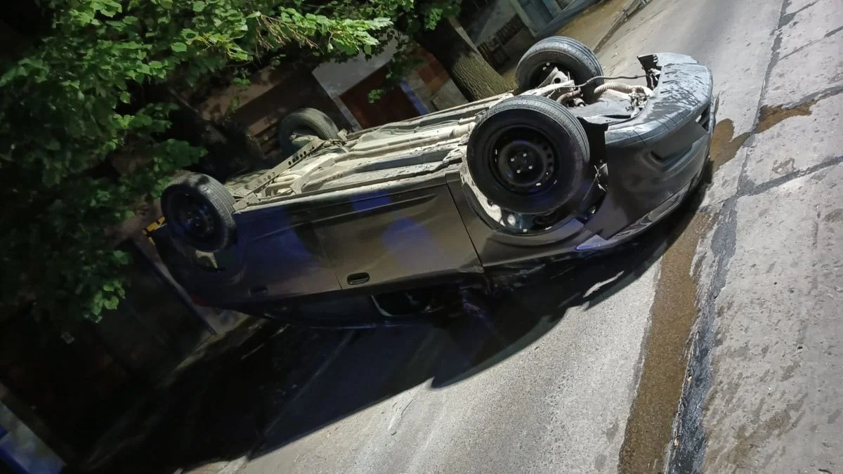 Un policía de La Plata manejaba borracho, chocó un auto estacionado y volcó