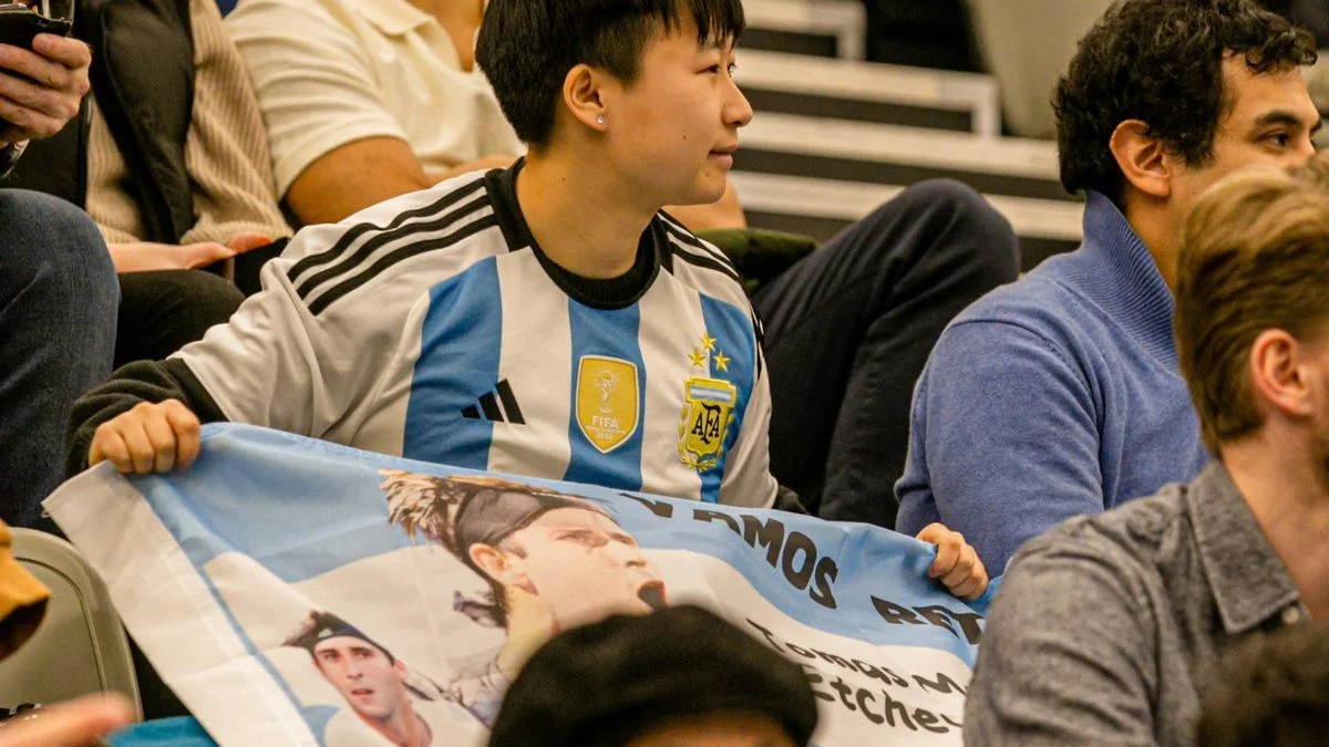 Nació en China, vive en Reino Unido y es fanático de Tomás Etcheverry