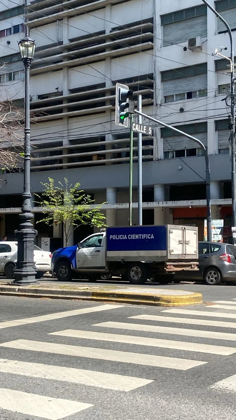 Conmoción en La Plata por un presunto suicidio a metros de Plaza Italia