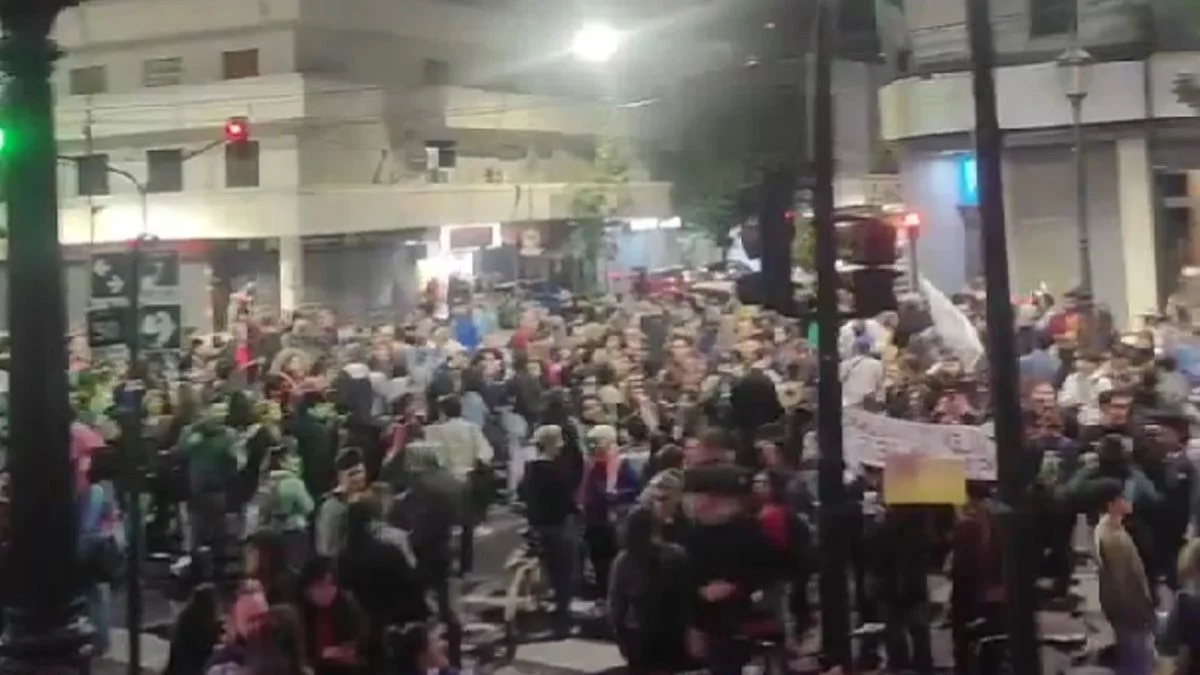 Cacerolazo en el centro de La Plata por los incidentes y la represión en la marcha por jubilados