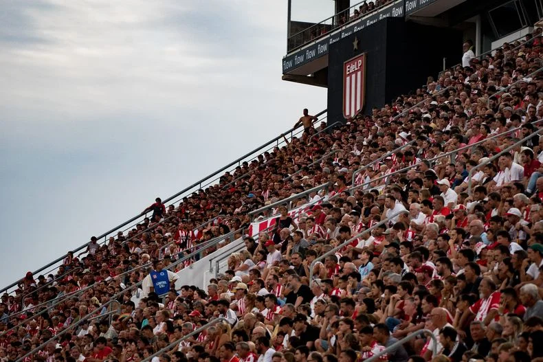Los hinchas de Estudiantes en el triunfo ante Racing