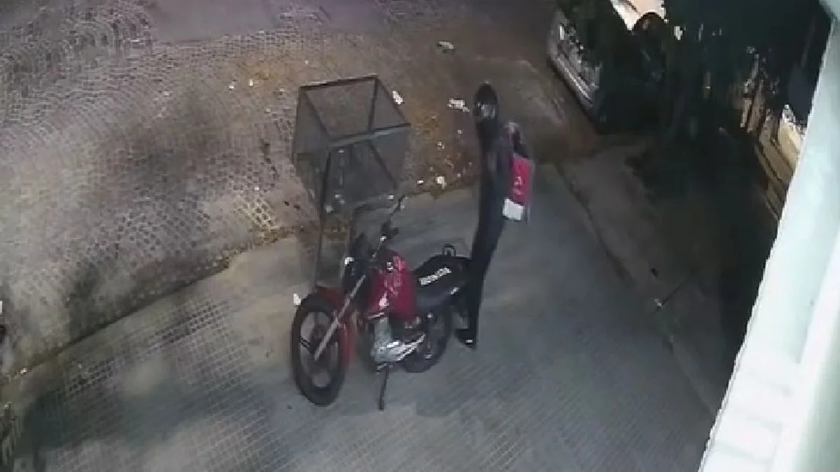 Repartidor se robó una moto estacionada en el centro de La Plata