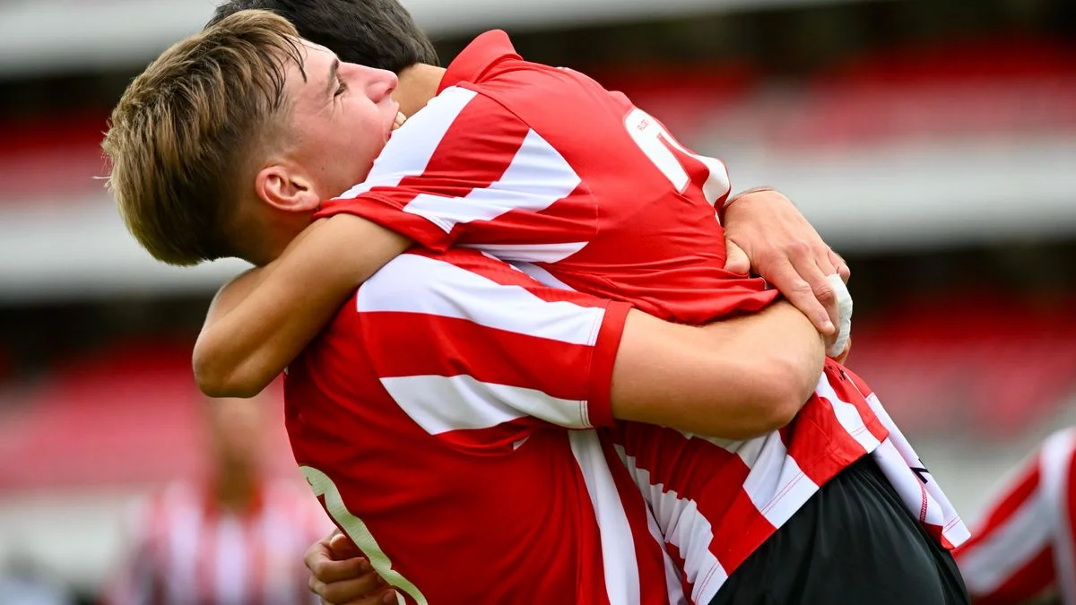 La Reserva de Estudiantes goleó y mira a todos desde arriba