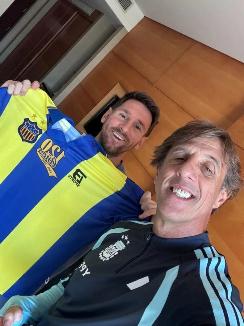 Messi junto a Luis Mart&iacute;n, PF de la Selecci&oacute;n Argentina y ex Everton