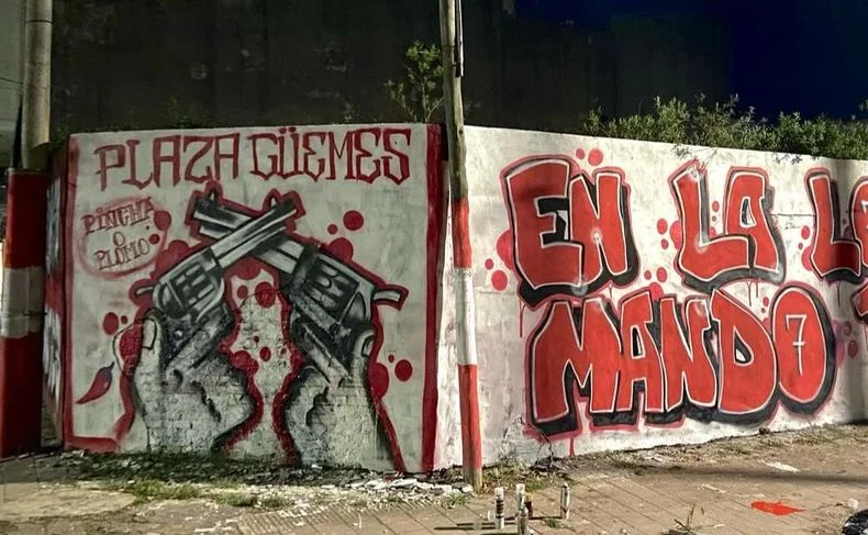 Los murales que pintaron hinchas de Estudiantes en Plaza Güemes