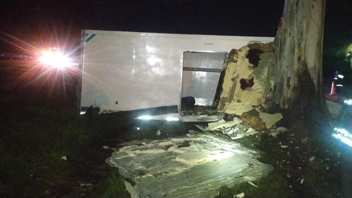 Impactante choque en Ruta 2 con víctimas atrapadas
