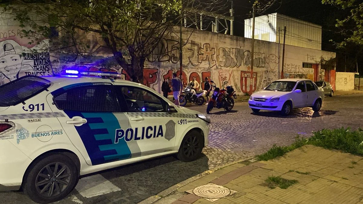 Piñas y disparos entre dos conductores en el centro de La Plata