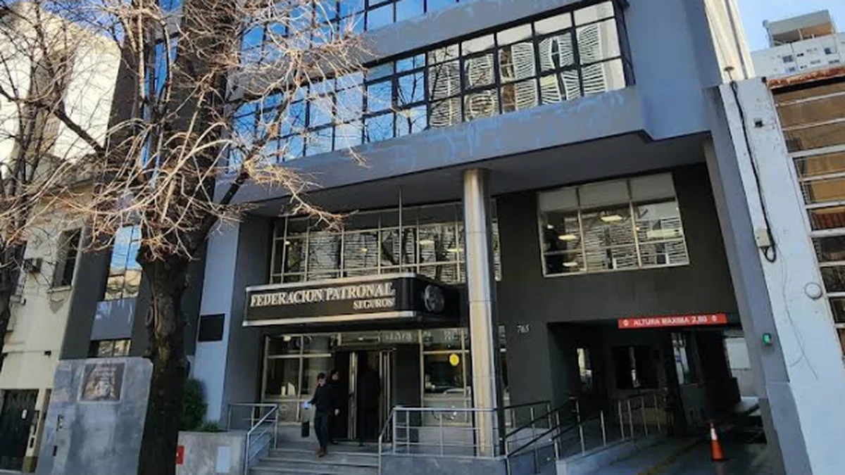 Conmoción en el centro platense por el suicidio de un trabajador