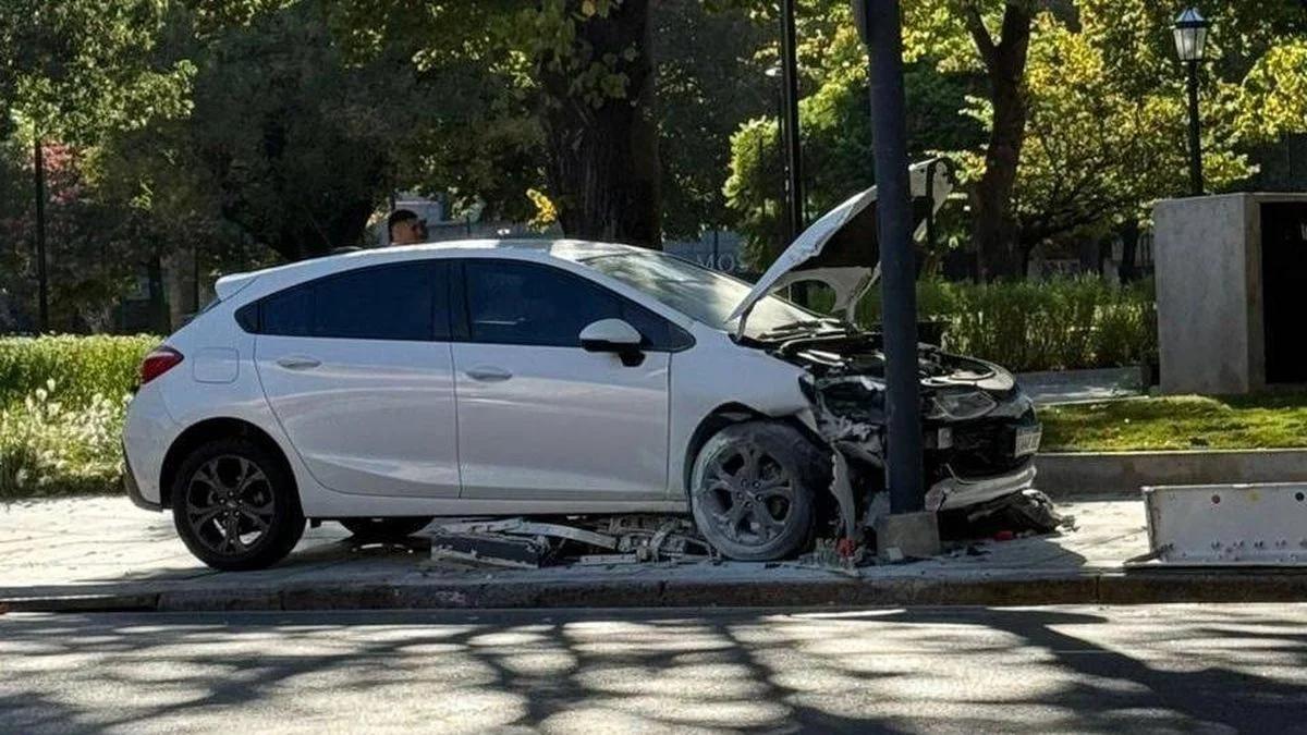 Un conductor perdió el control y chocó en Plaza Italia