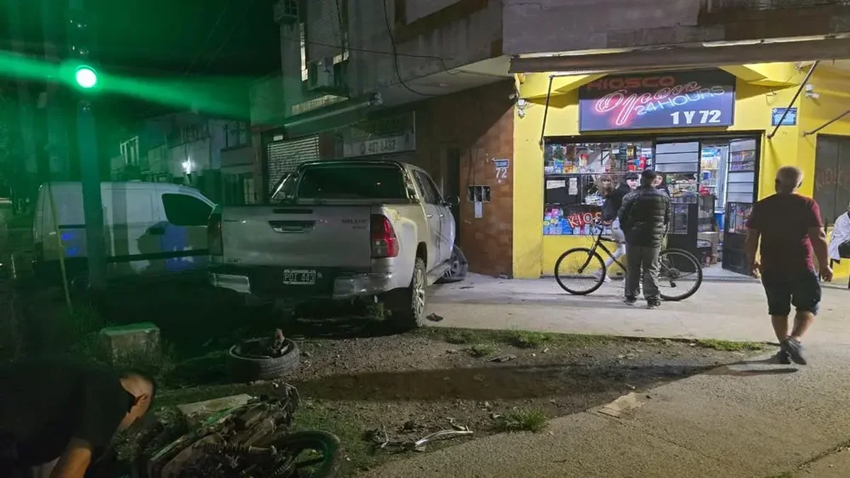 Iba alcoholizado, chocó a un motociclista y se estrelló contra un local en La Plata