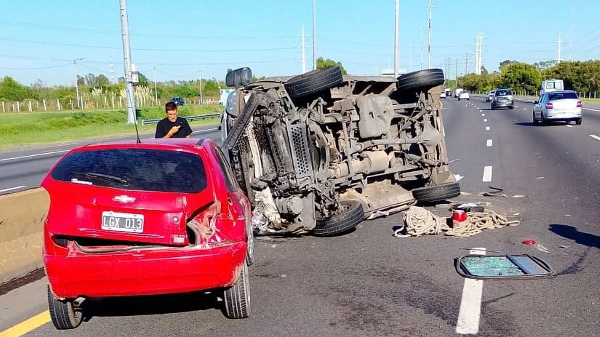 Autopista Buenos Aires - La Plata: choque, vuelco y caos de tránsito para ir a Capital