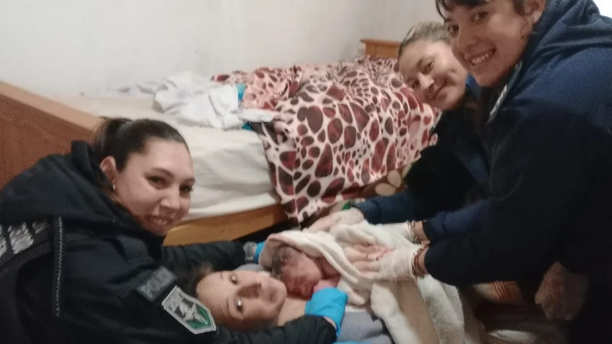 Tres policías de La Plata ayudar a dar a luz a una mujer en City Bell