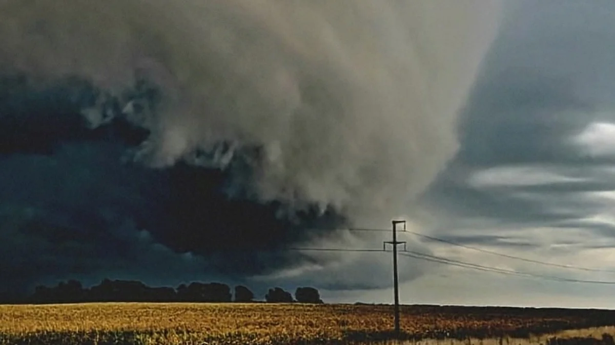 Imágenes impactantes: así es la tormenta que se acerca a La Plata