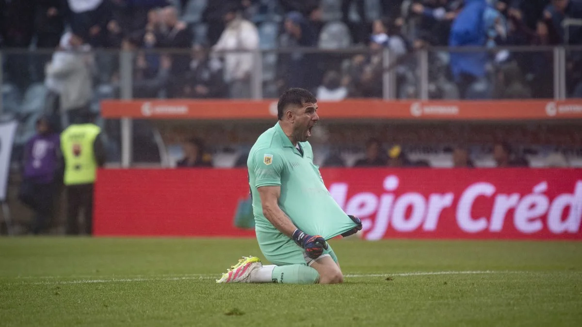 Nelson Insfrán, el único que habló en zona mixta