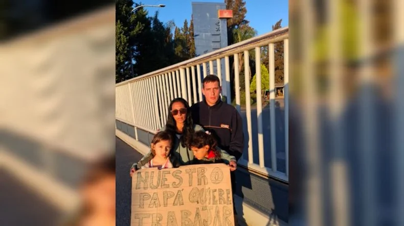 Manuel, junto a su familia, en las puertas de Cer&aacute;mica Fanelli&nbsp;