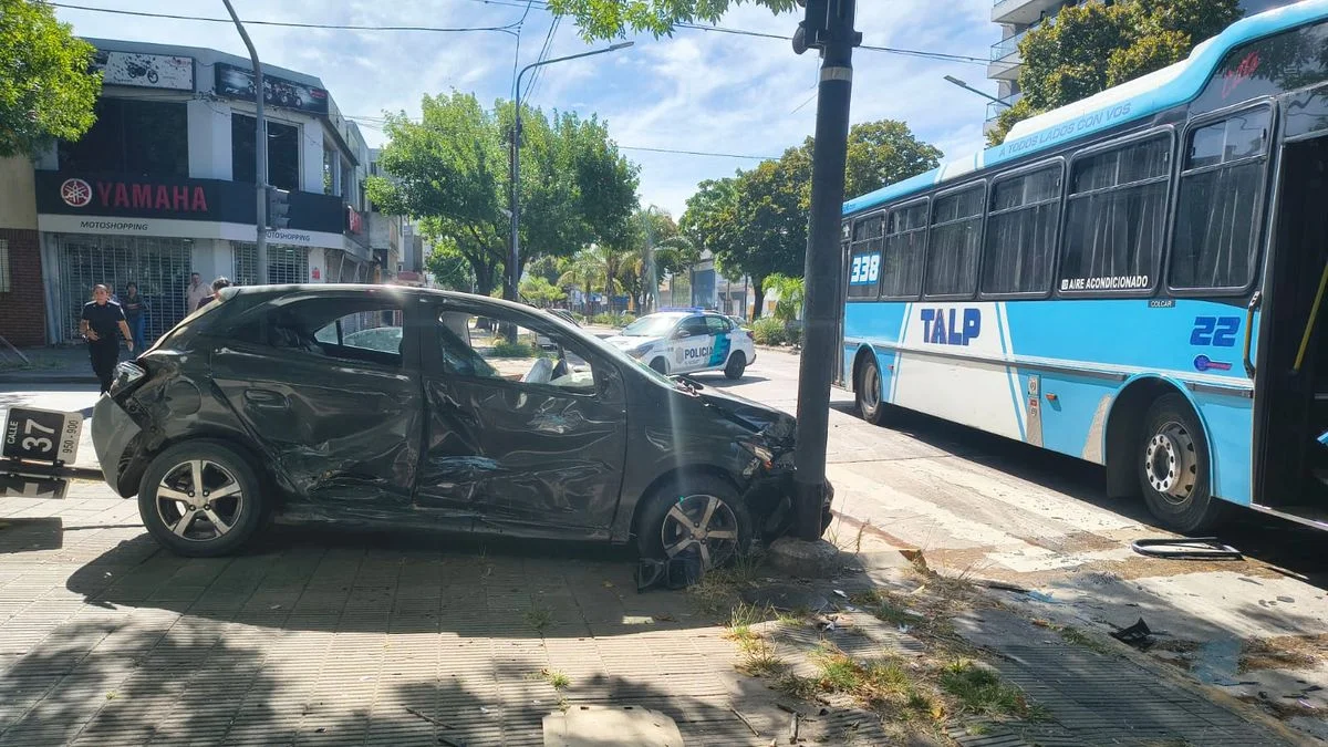 Impactante choque en Barrio Norte de La Plata: "De milagro no terminó en tragedia"