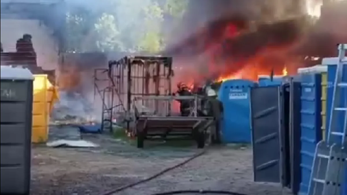 Barrio Norte: controlaron el incendio en un depósito de baños químicos