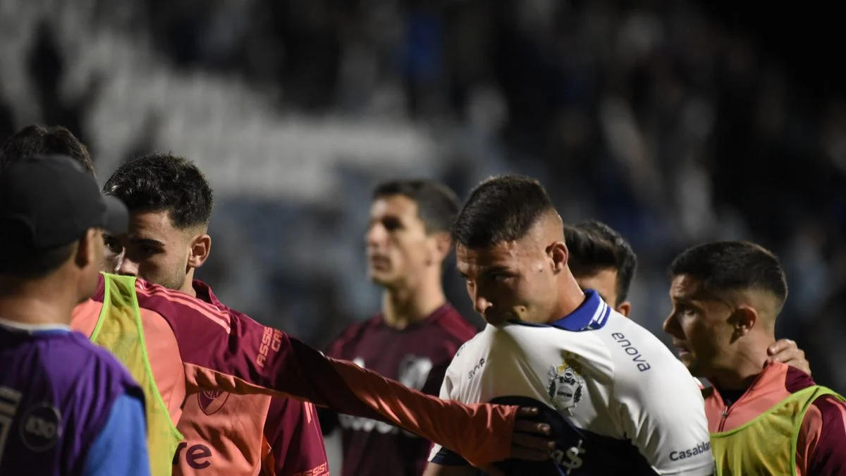 Gimnasia fue goleado en el Bosque y el ciclo de Diego Flores tambalea