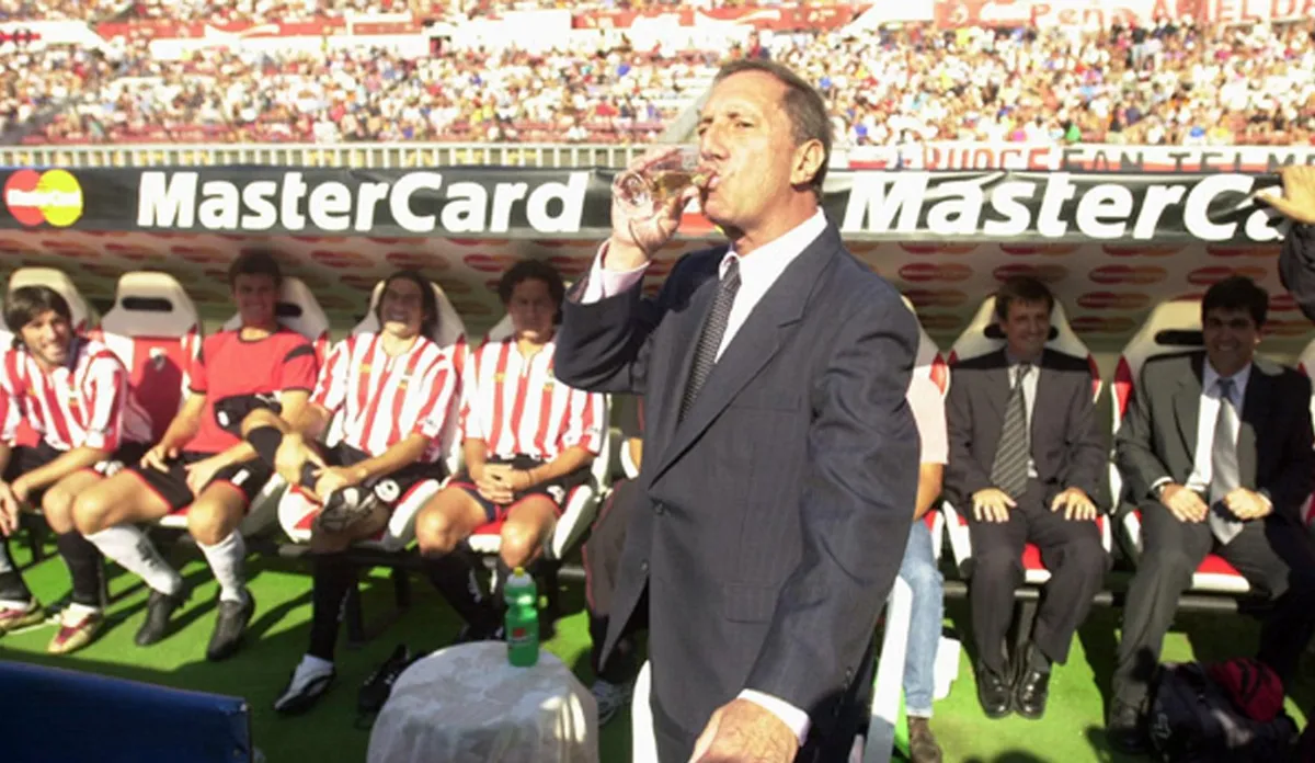 Esgatoradeseñorita-BILARDO