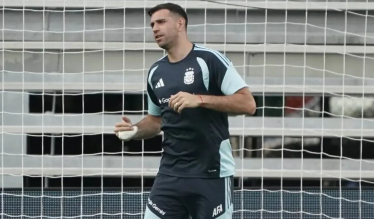 En el día del arquero, la Selección Argentina reza por el Dibu