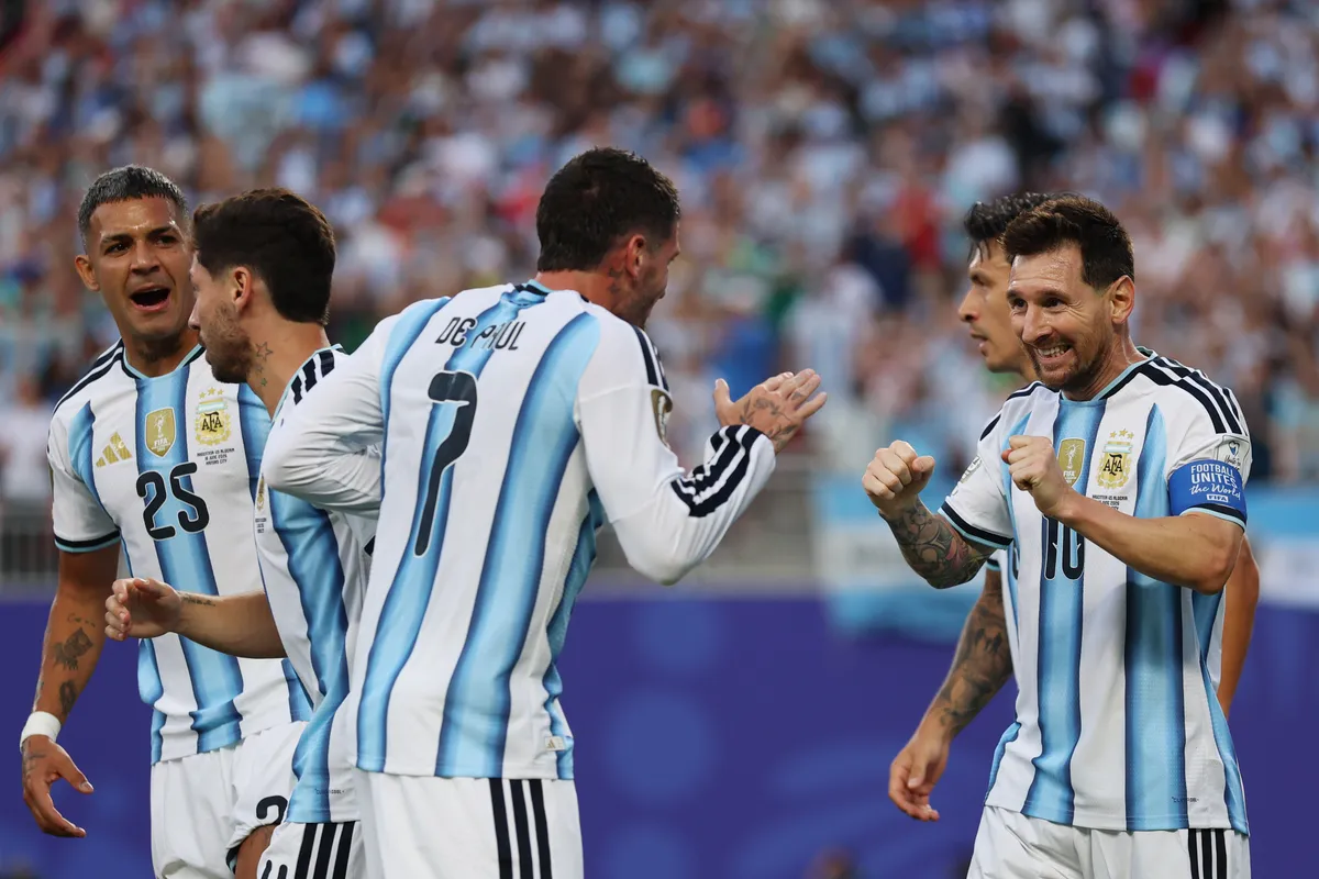 seleccion-argentina-lionel-messi-enzo-fernandez