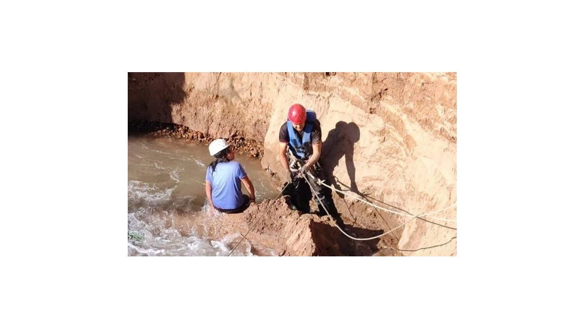 Bomberos rescataron a una mujer que cayó al canal Cacique Guaymallén