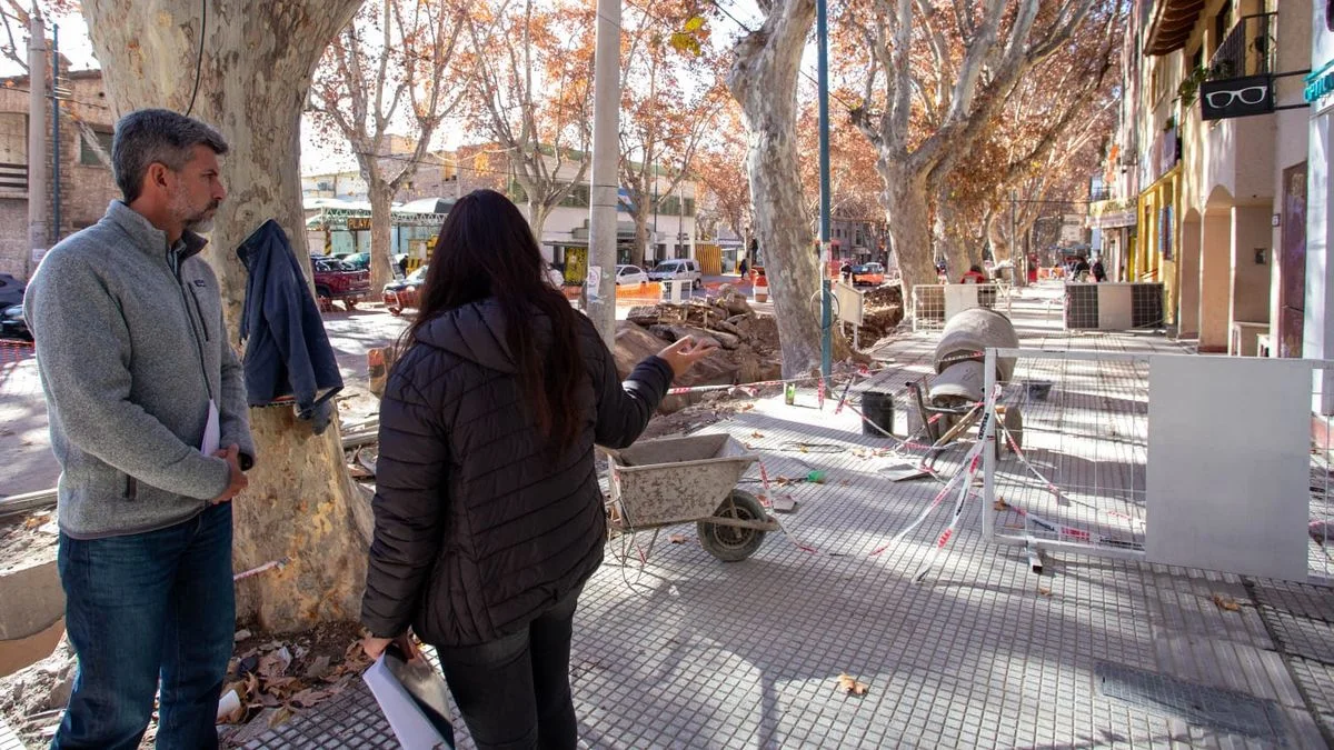 Ulpiano Suárez recorrió la obra de veredas en la calle Godoy Cruz: cuándo estarán terminadas