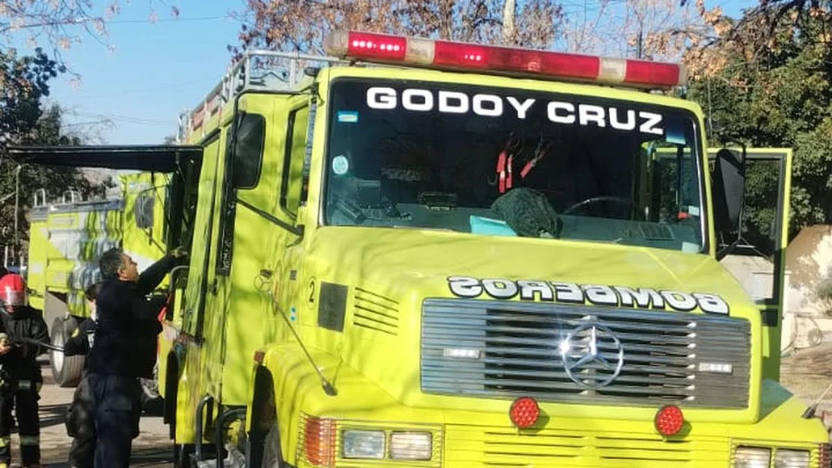 Rescatan a tres personas de una vivienda que se incendió en Las Heras