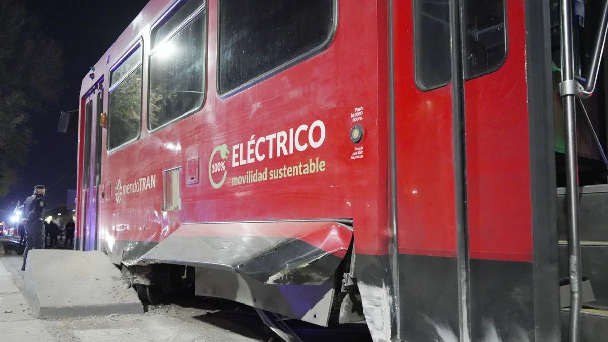 Sin servicio hasta nuevo aviso: se descarriló el Metrotranvía en Ciudad y hay heridos leves