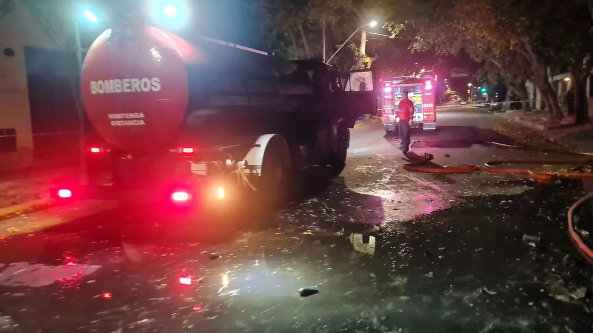 Un incendio arrasó con el depósito de una distruidora mayorista en Guaymallén