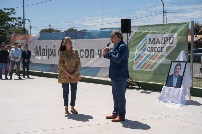 Cecilia Fernández, esposa de Alejandro Bermejo, en la inauguración de la escuela en Maipú. 