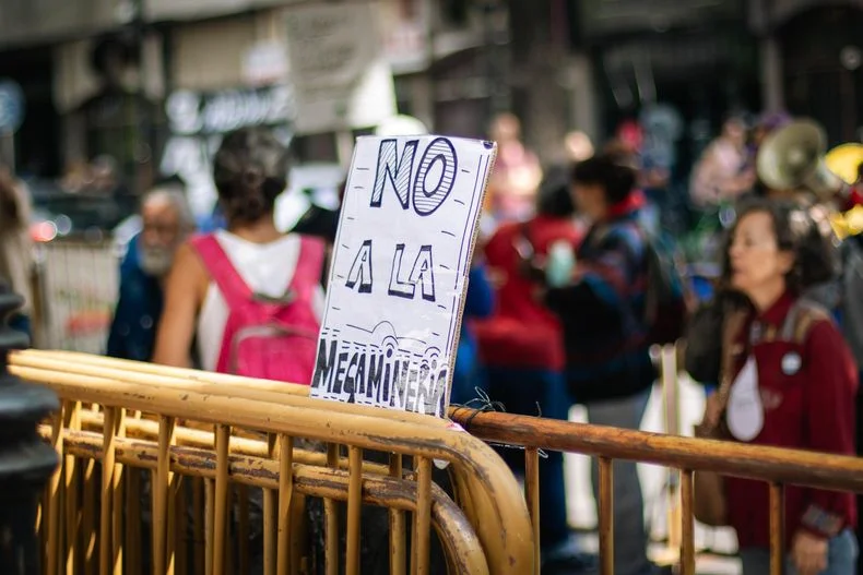 Postal de la protesta afuera de la Legislatura. 