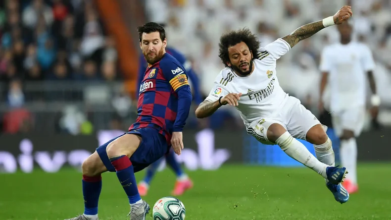El futbolista brasile&ntilde;o frente a Messi en uno de los tantos cl&aacute;sicos que se enfrentaron.