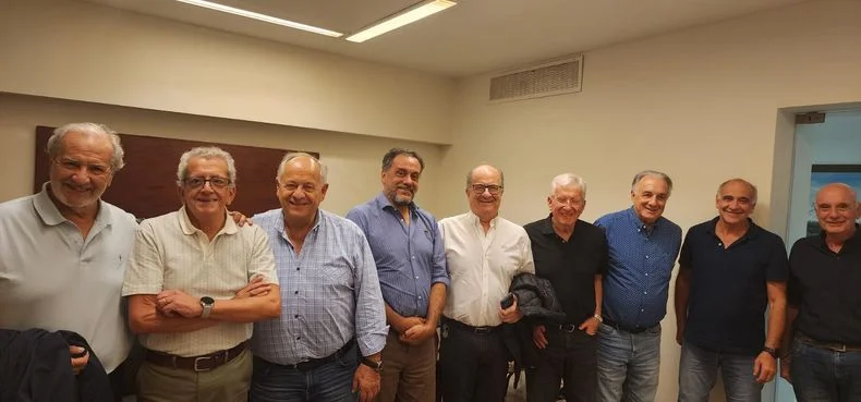 Referentes del sector vitivin&iacute;cola junto al titular del INV en la reuni&oacute;n realizada en la Bolsa de Comercio de Mendoza.&nbsp;