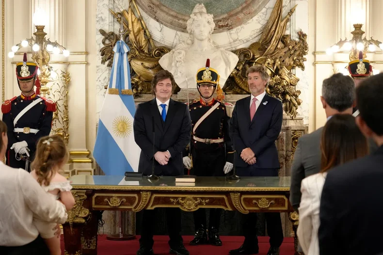 Javier Milei le tomó juramento a Juan Bautista Mahiques. 
